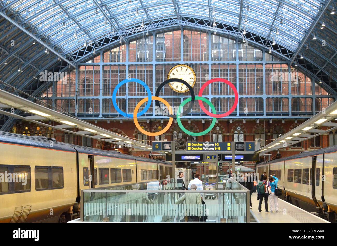 GROSSBRITANNIEN. LONDON. DIE OLYMPIC'S AM BAHNHOF VON ST PANCRAS INTERNATIONAL BEGRÜSST DIE EUROSTAR-ZÜGE. Stockfoto