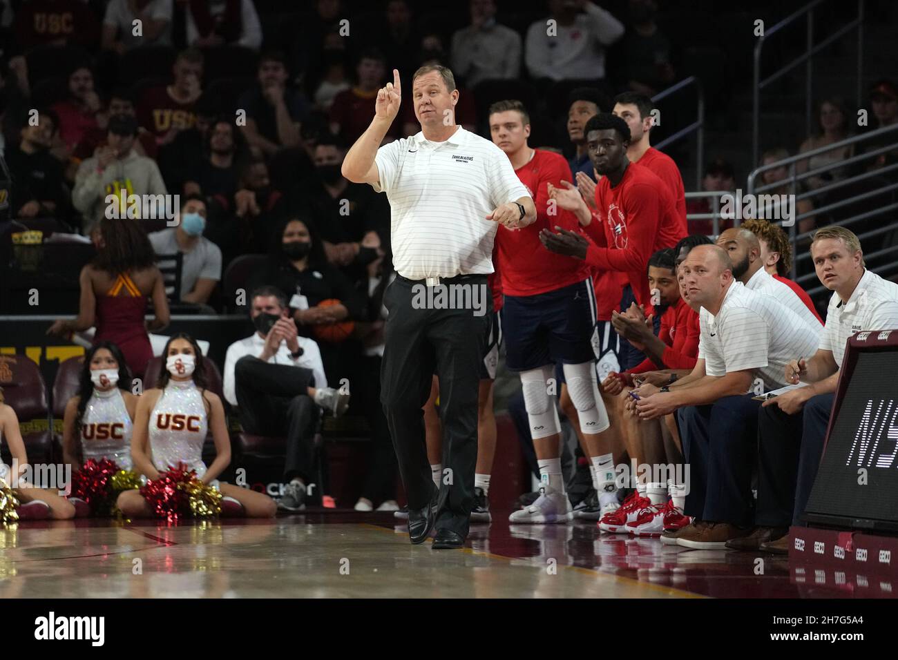 Dixie State Trailblazers Cheftrainer Jon Judkins reagiert während des Spiels gegen die südkalifornischen Trojaner während eines NCAA College-Basketballspiels, Stockfoto