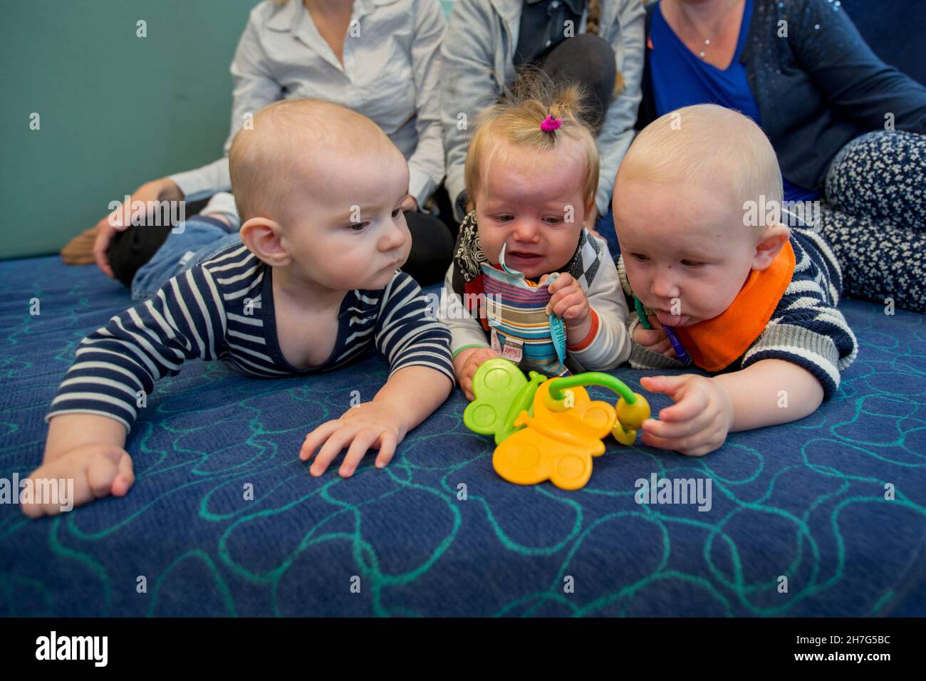 Kleine Kinder im Kindergarten. Stockfoto