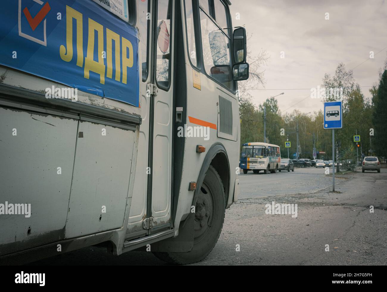 19th. Oktober 2021, Russland, Tomsk, Bus der Liberaldemokratischen Partei auf der Straße der Stadt Stockfoto