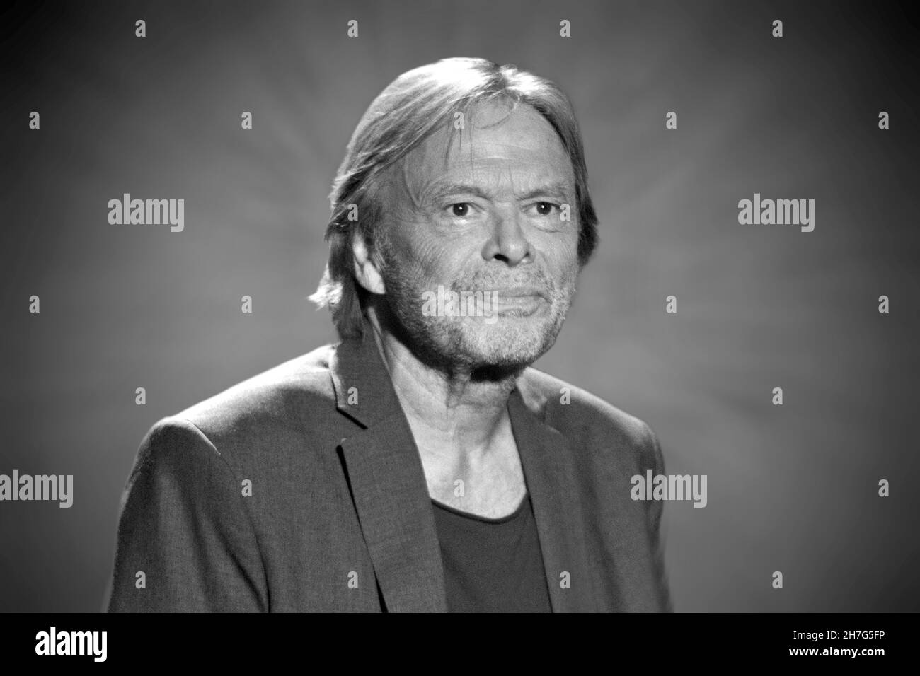 Berlin, Deutschland. 23rd. November 2021. FOTOMONTAGE: Er war 77 Jahre alt. Der Schauspieler Volker Lechtenbrink ist tot. Archivfoto: Saenger und Schauspieler Volker LECHTENBRINK ZDF-Charity-Gala: 'Welcome to Carmen Nebel' in Berlin, Deutschland am 09/19/2015. Kredit: dpa/Alamy Live Nachrichten Stockfoto