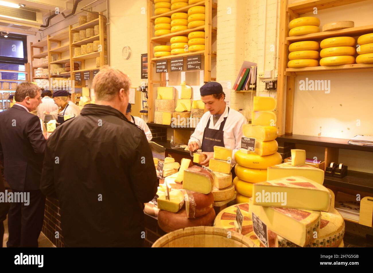 GROSSBRITANNIEN. LONDON. DISTRIKT SOUTHWARK UND BANKSIDE. NEAL'S YARD DAIRY HAT EINEN LADEN AUF DEM BOROUGH MARKT. DORT FINDEN SIE DIE BESTE AUSWAHL AN E Stockfoto