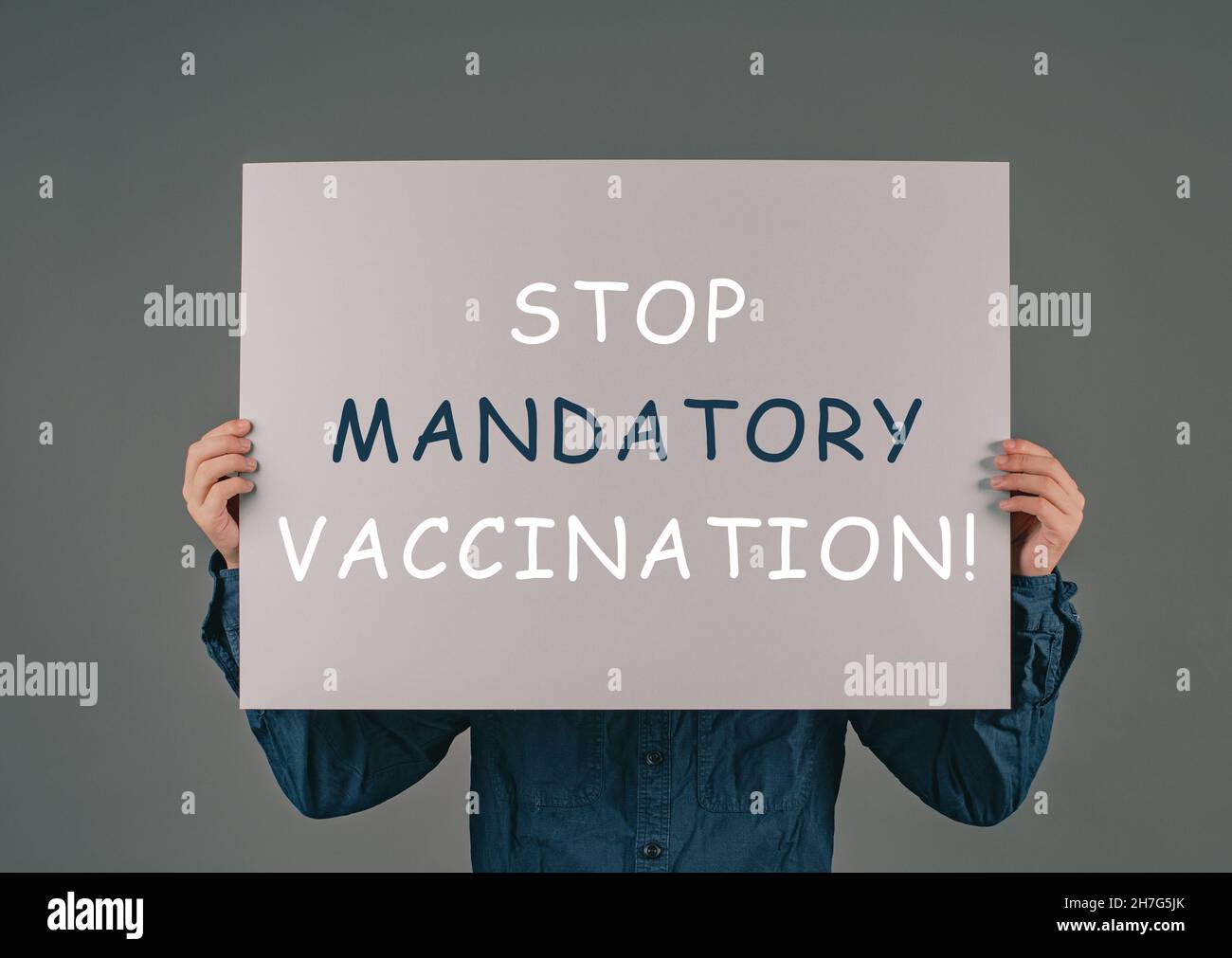 Die Worte Stopp obligatorische Impfung stehen auf einem Papier, Protest gegen covid-19-Impfstoff, Gesundheitswesen Stockfoto