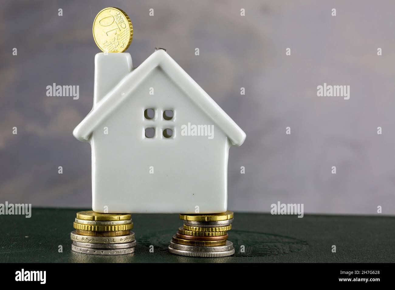 Haus- und Geldsäulen, neues Haus oder Rechnung consept Stockfoto
