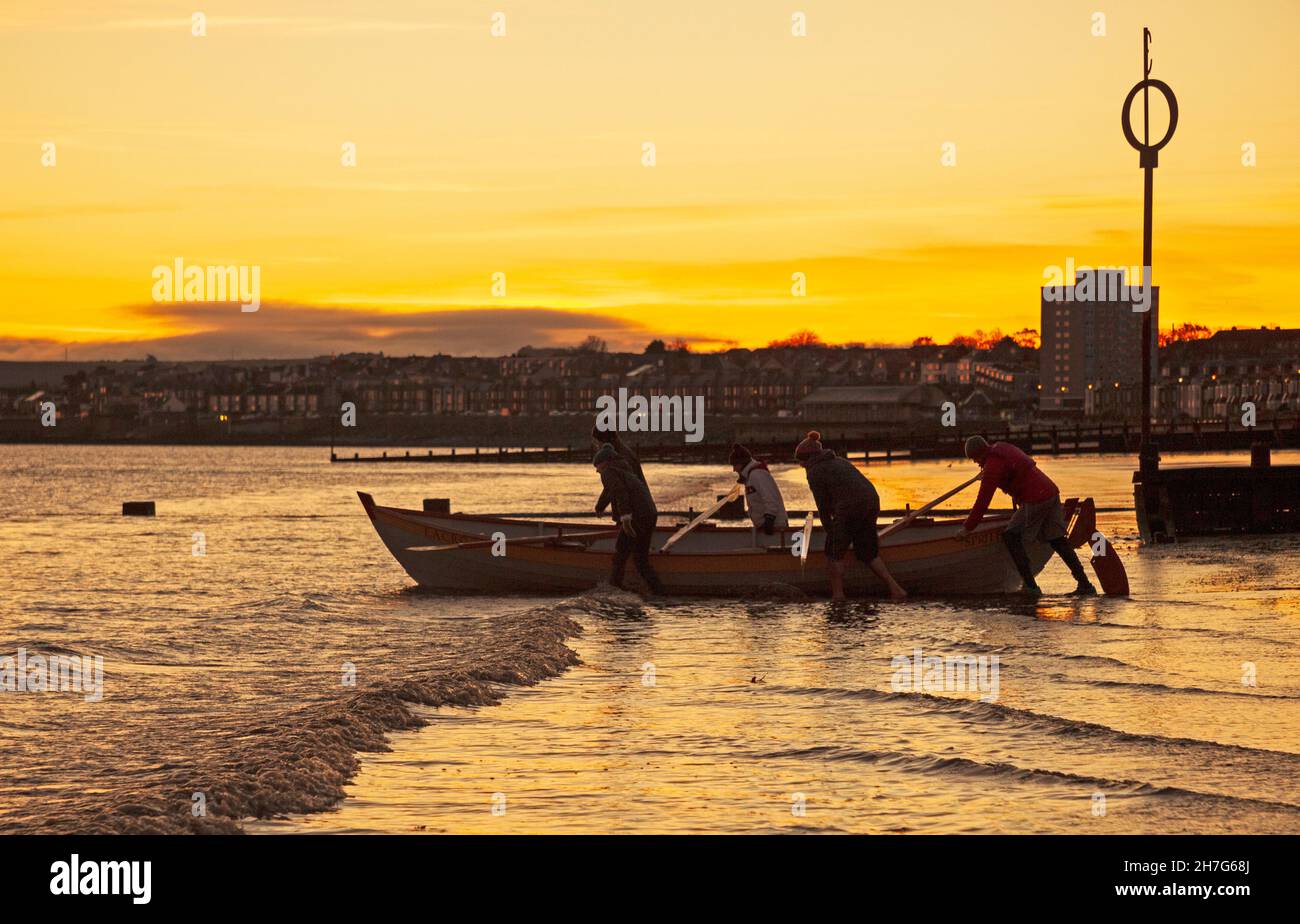 Portobello, Edinburgh, Schottland, Großbritannien. 23rd. November 2021. Temperatur von 5 Grad Celsius für einen Sonnenaufgang Rudern Sie am Firth of Forth für die Crew des Eastern Amateur Coastal Rowing Club im Sprite. Quelle: Arch White/Alamy Live News. Stockfoto