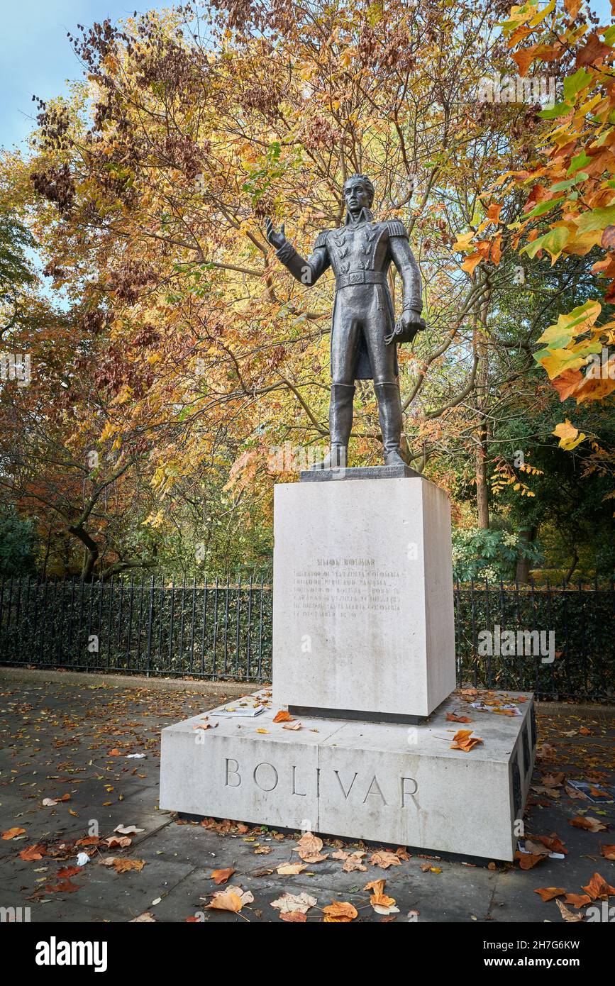 Statue von Simon Bolivar (El Libertador oder Befreier von Amerika) vor dem Garten des Belgrave Square, London, England. Stockfoto