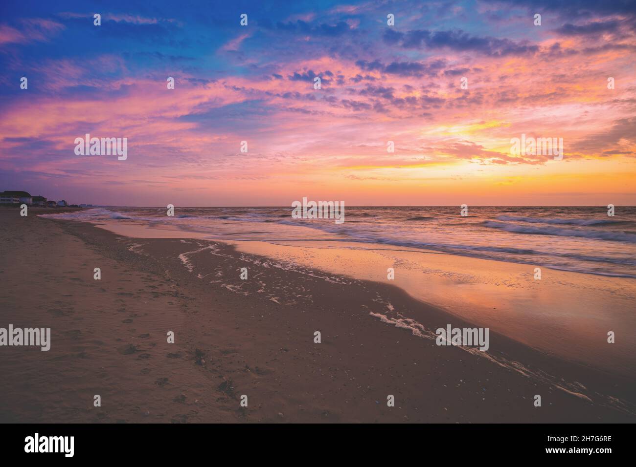 Seascape am frühen Morgen. Sonnenaufgang über dem Meer. Naturlandschaft Stockfoto