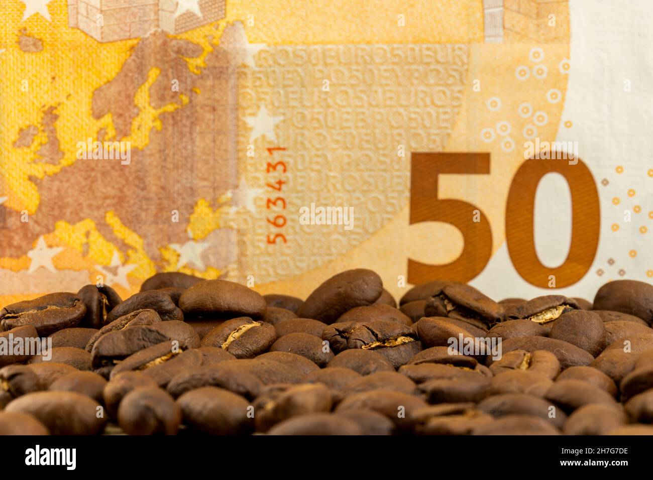 Geröstete Kaffeebohnen zusammen mit 50 Euro Rechnung. Hoher Preis für Kaffee. Pictute in gutem Kunstlicht aufgenommen. Stockfoto