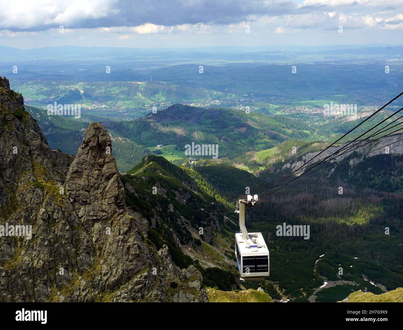 Die Seilbahn, die sich dem Gipfel des Kasprowy Wierch Gebirges in der Tatra nähert Stockfoto