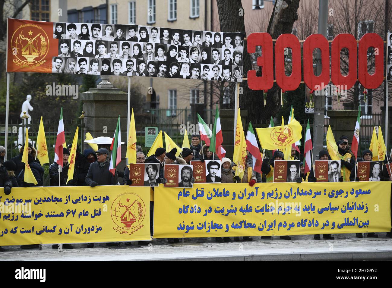 Stockholm, Schweden. 23rd. November 2021. STOCKHOLM 20211123 Demonstranten vor dem Stockholmer Bezirksgericht in Verbindung mit dem Kriegsverbrechen beschuldigten Hamid Noury, am 23. November 2021 vor dem Stockholmer Bezirksgericht in Stockholm befragt worden zu sein. Hamid Noury wird wegen Kriegsverbrechen im Zusammenhang mit Tausenden von Hinrichtungen im Iran verdächtigt. Foto: Duygu Getrien/TT ** SCHWEDEN AUS ** Quelle: TT News Agency/Alamy Live News Stockfoto