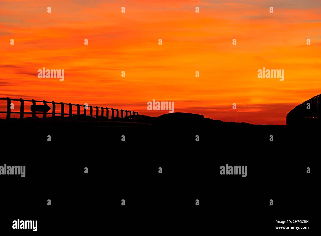 Nebel bei Sonnenaufgang, Morgen, orangefarbener Weißabgleich bei Sonnenaufgang. Stockfoto