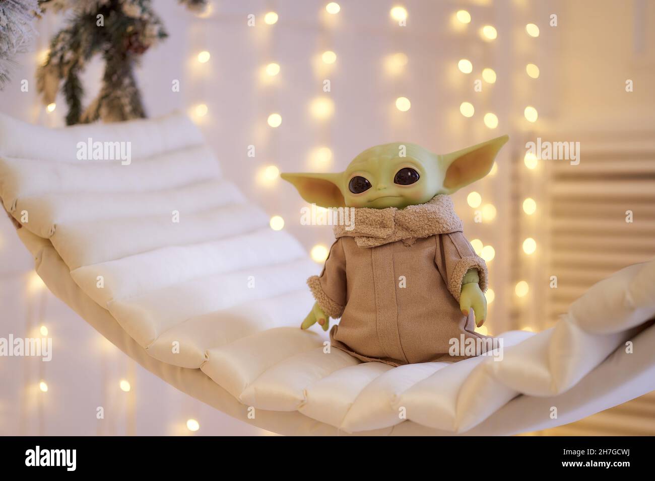 November, 2021: Baby Yoda, eine Aktion Figuren der Mandalorianer mit weihnachtsdekoration Interieur Stockfoto