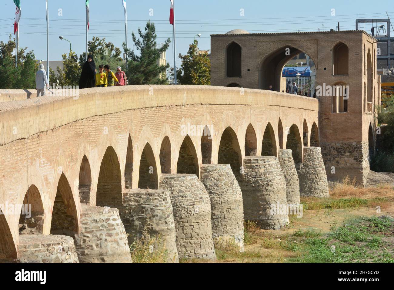 IRAN. ISPAHAN ESFAHAN. DIE POL-E CHAHRESTAN BRÜCKE IST DIE ÄLTESTE DER ELF BRIDDGES VON ISPAHAN, DIE DEN FLUSS ZAYANDEH RUD ÜBERQUEREN. IL WURDE GEBAUT Stockfoto