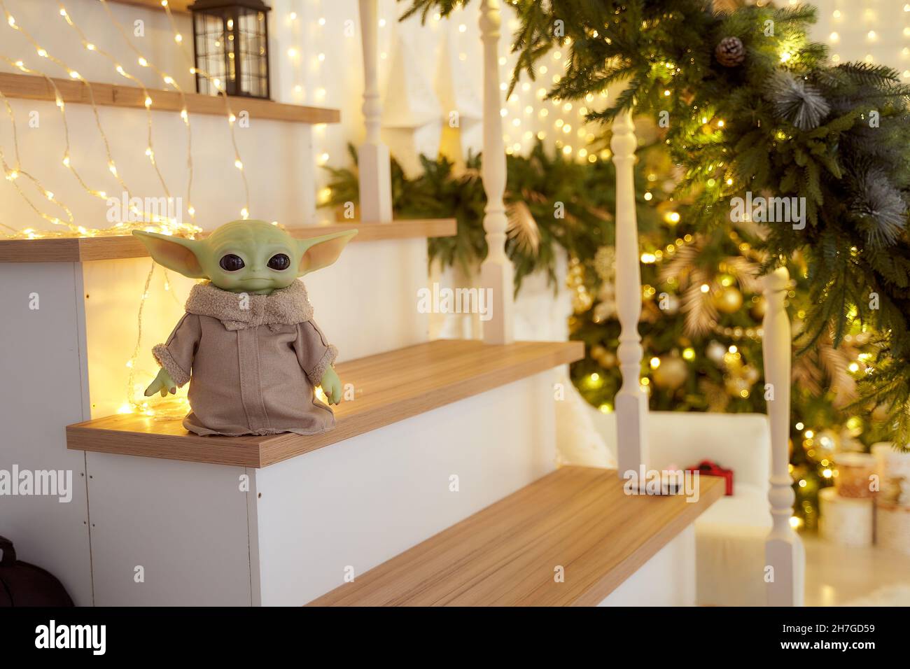 November, 2021: Baby Yoda, eine Aktion Figuren der Mandalorianer mit weihnachtsdekoration Interieur Stockfoto