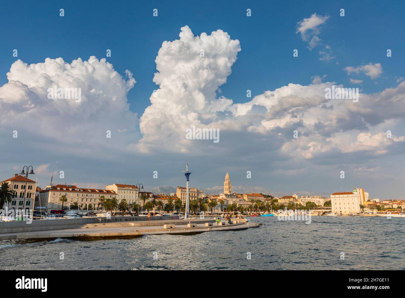 Split Stadt mit Wolken am Himmel Stockfoto
