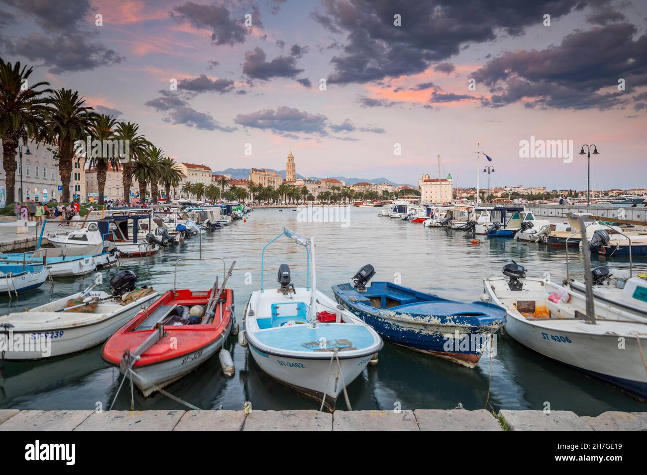 Split Stadt mit Wolken am Himmel Stockfoto