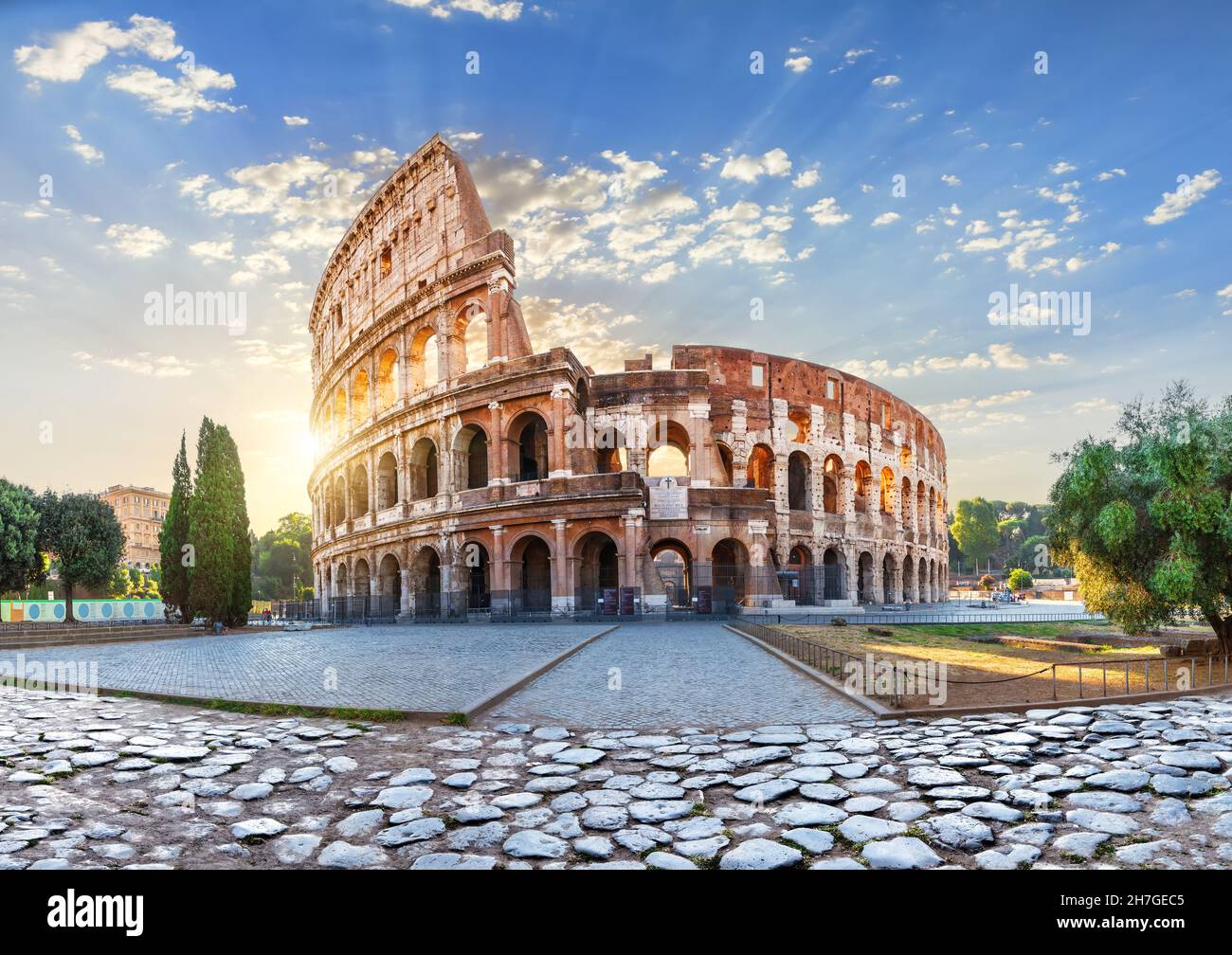 Das Kolosseum in den Morgensonnenstrahlen, schöne Morgenansicht von Rom, Italien Stockfoto