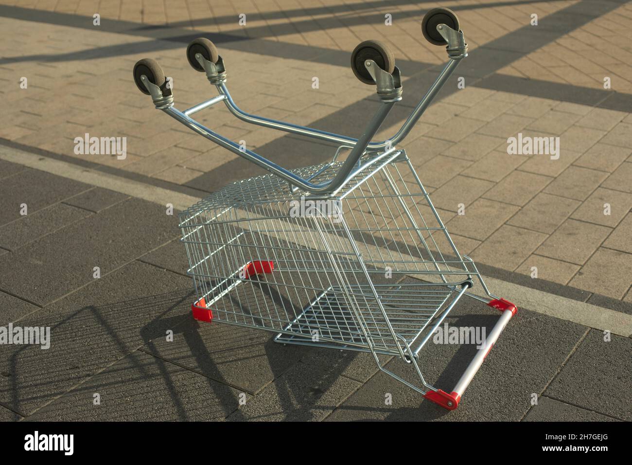 Invertierter Handelskorb. Leerer Verbraucherkorb in Russland. Warenkasten auf Rädern. Lagerort der Produkte. Ein abgebrochener Gegenstand. Konsumgesellschaft Stockfoto