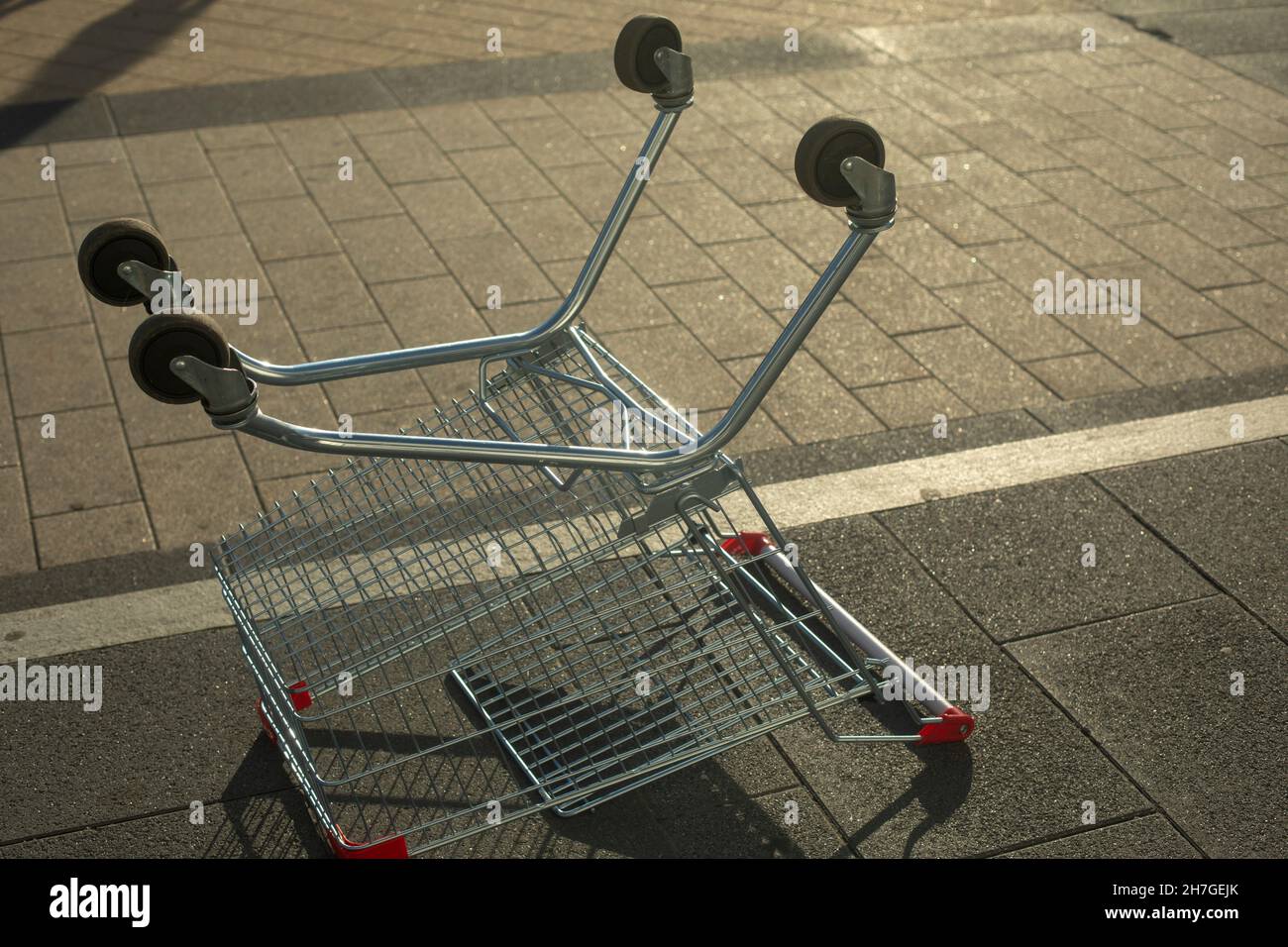 Invertierter Handelskorb. Leerer Verbraucherkorb in Russland. Warenkasten auf Rädern. Lagerort der Produkte. Ein abgebrochener Gegenstand. Konsumgesellschaft Stockfoto