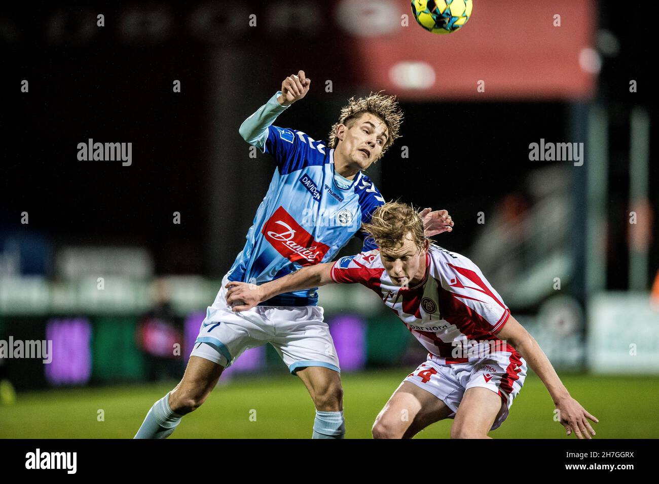 Haderslev, Dänemark. 22nd. November 2021. Julius Eskesen (7) von Sonderjyske und Malth Hojholt (14) von Aalborg Boldklub, die während des Superliga-Spiels 3F zwischen Sonderjyske und Aalborg Boldklub im Sydbank Park in Haderslev gesehen wurden. (Foto: Gonzales Photo/Alamy Live News Stockfoto