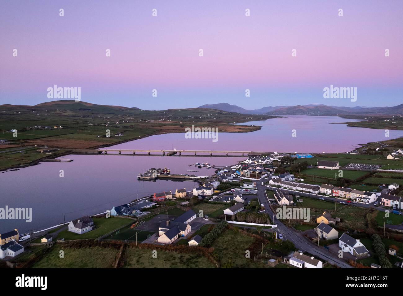 Purpurner Abendhimmel über Portmagee Bay, County Kerry, Irland Stockfoto