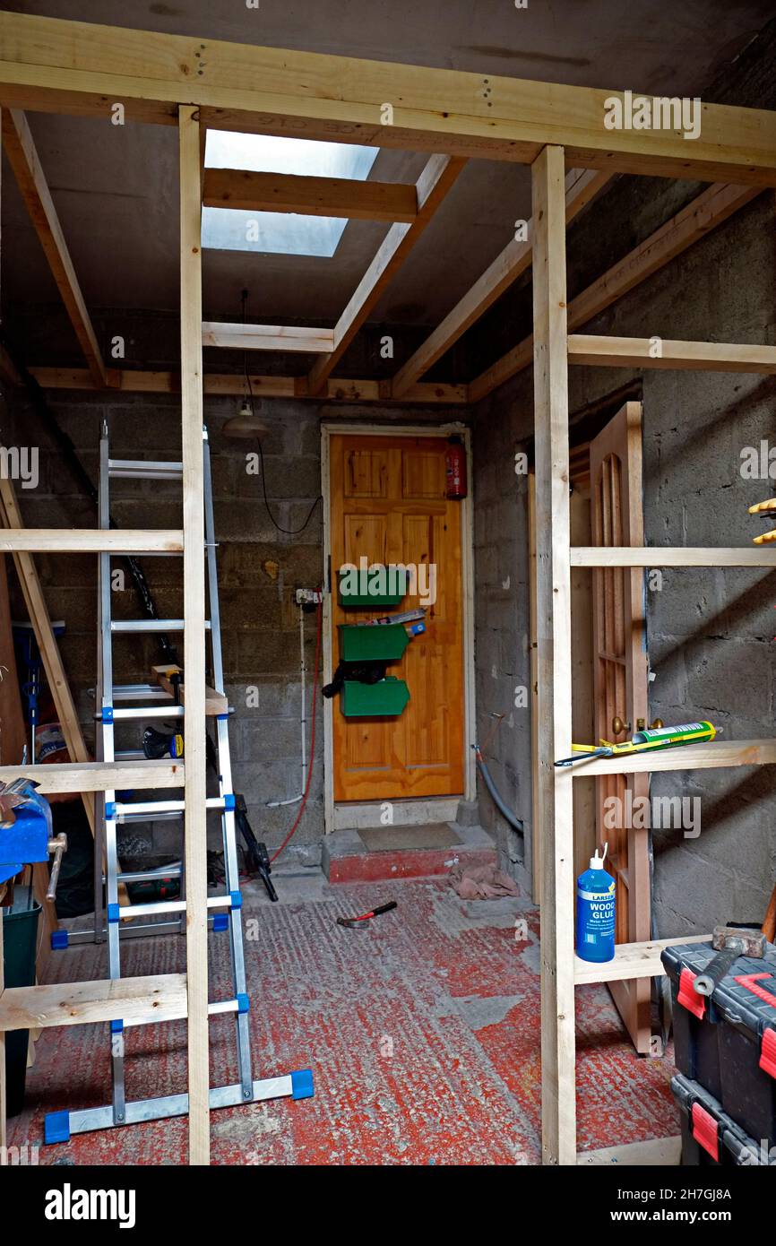Der Beginn einer Garage Umbau in ein neues Badezimmer, Irland Stockfoto