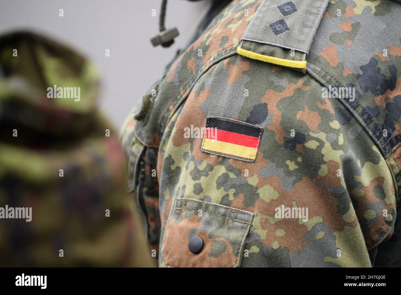 Uniform der deutschen Armee mit der deutschen Flagge auf der Schulter. Deutsches Militär, selektiver Fokus. Stockfoto