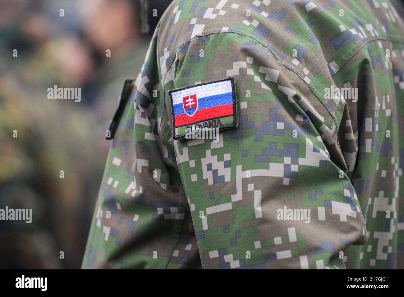 Die Uniform der slowakischen Armee mit der slowakischen Flagge auf der Schulter. Slowakische Armee, selektiver Fokus. Stockfoto