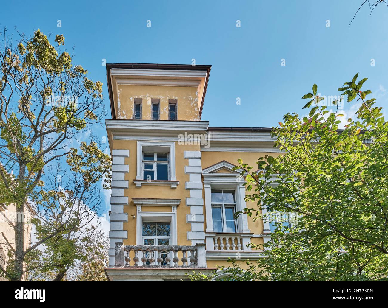 Teil des Mehrfamilienhauses, im Einklang mit neobarocken Kanonen architektonischen Konzept dekoriert Stockfoto