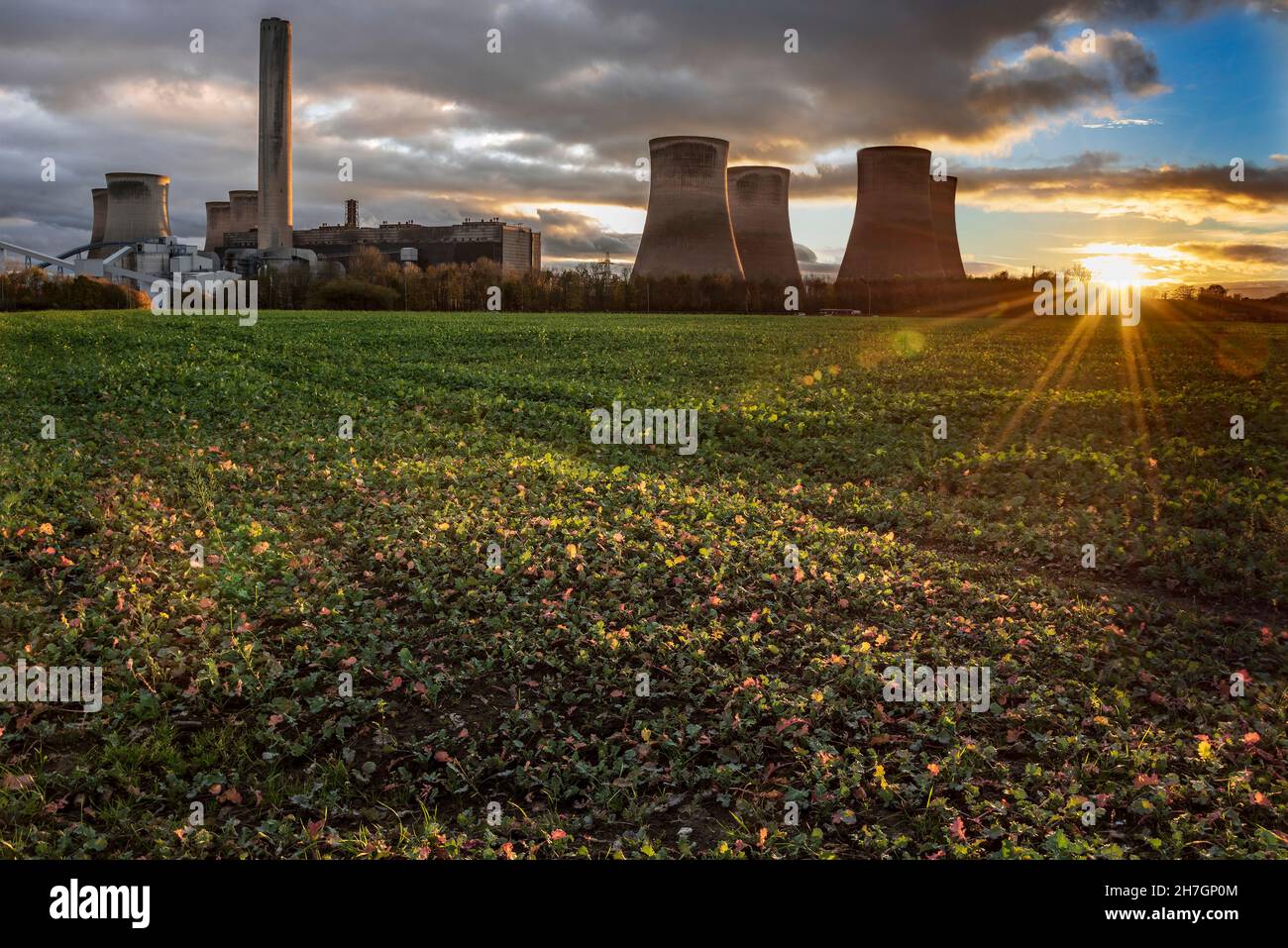 Sonnenuntergang für Kohlekraftwerke im Kraftwerk Fiddlers Ferry, das für den Abriss bestimmt ist. Stockfoto