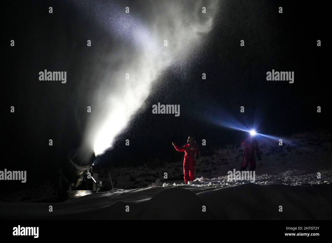 (211123) -- FUSONG, 23. November 2021 (Xinhua) -- Arbeiter überprüfen die Beschneiungsanlagen im Bergskigebiet Changbai in der nordöstlichen Provinz Jilin, 19. November 2021. Im Skigebiet Changbai Mountains arbeiten Schneeerzeugerprofis wie Schneekanonen-Betreiber, Pistenfahrer und Schneepisten in kalten Nächten, um den Besuchern eine hohe Schneequalität zu sichern. Während sich die Olympischen Spiele 2022 in Peking nähern und die chinesische Regierung 300 Millionen Menschen dazu ermutigt, sich am Wintersport zu beteiligen, sehen Skigebiete in China immer mehr Besucher und bieten vielfältigte Arbeitsmöglichkeiten. (Xinh Stockfoto