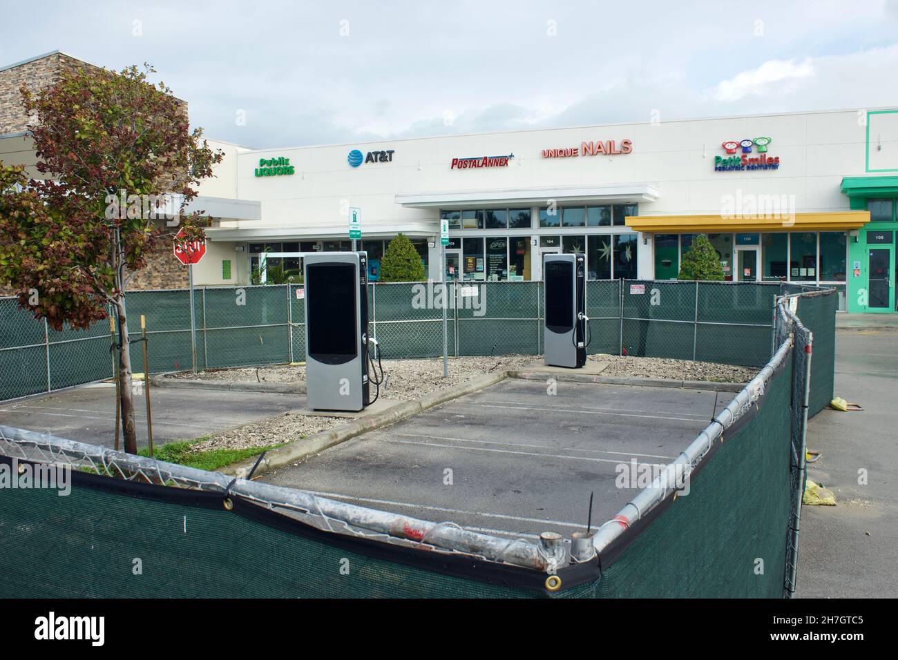 Volta Free EV Ladestation in bestehenden Parkplatz nachrüsten Stockfoto