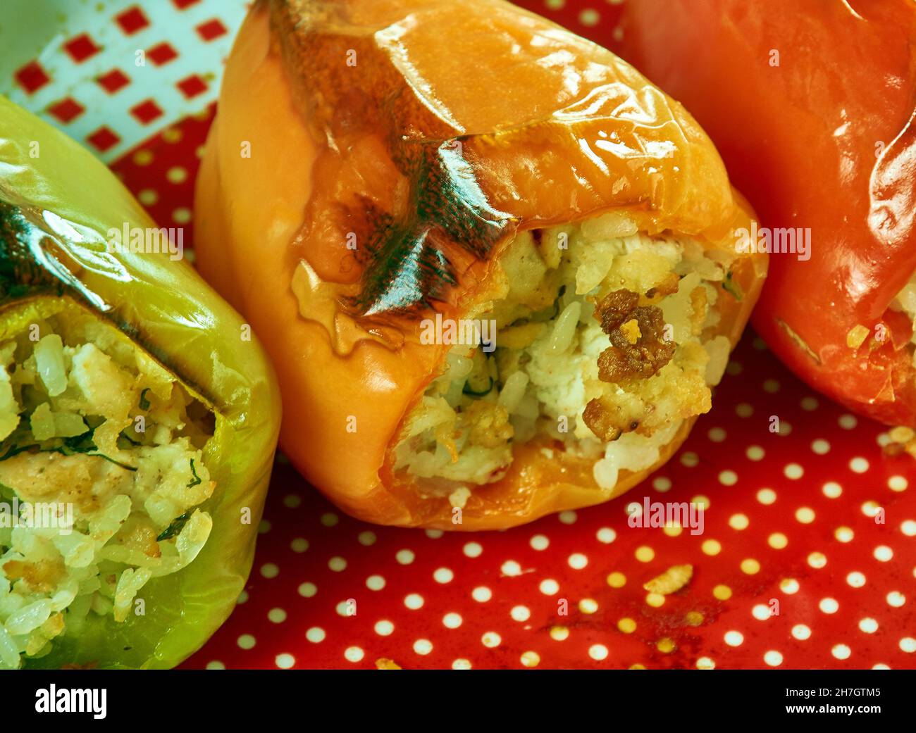 Biber dolması - türkische Delikatesse, bestehend aus gefüllten Paprika ...