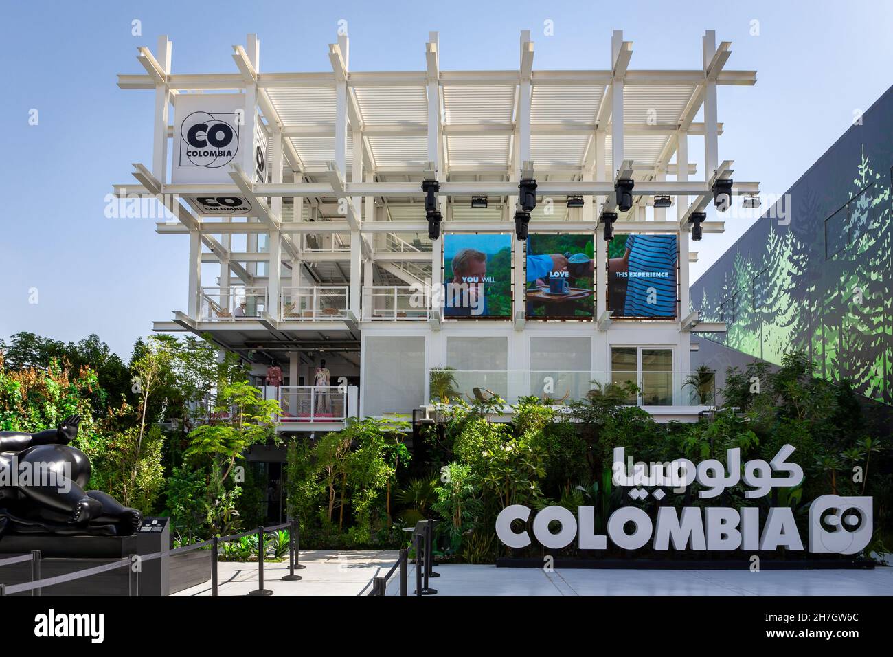 Dubai, VAE, 15.11.2021. Kolumbien nationaler Pavillon auf der Expo 2020 Dubai mit grünen Bäumen rund um. Stockfoto