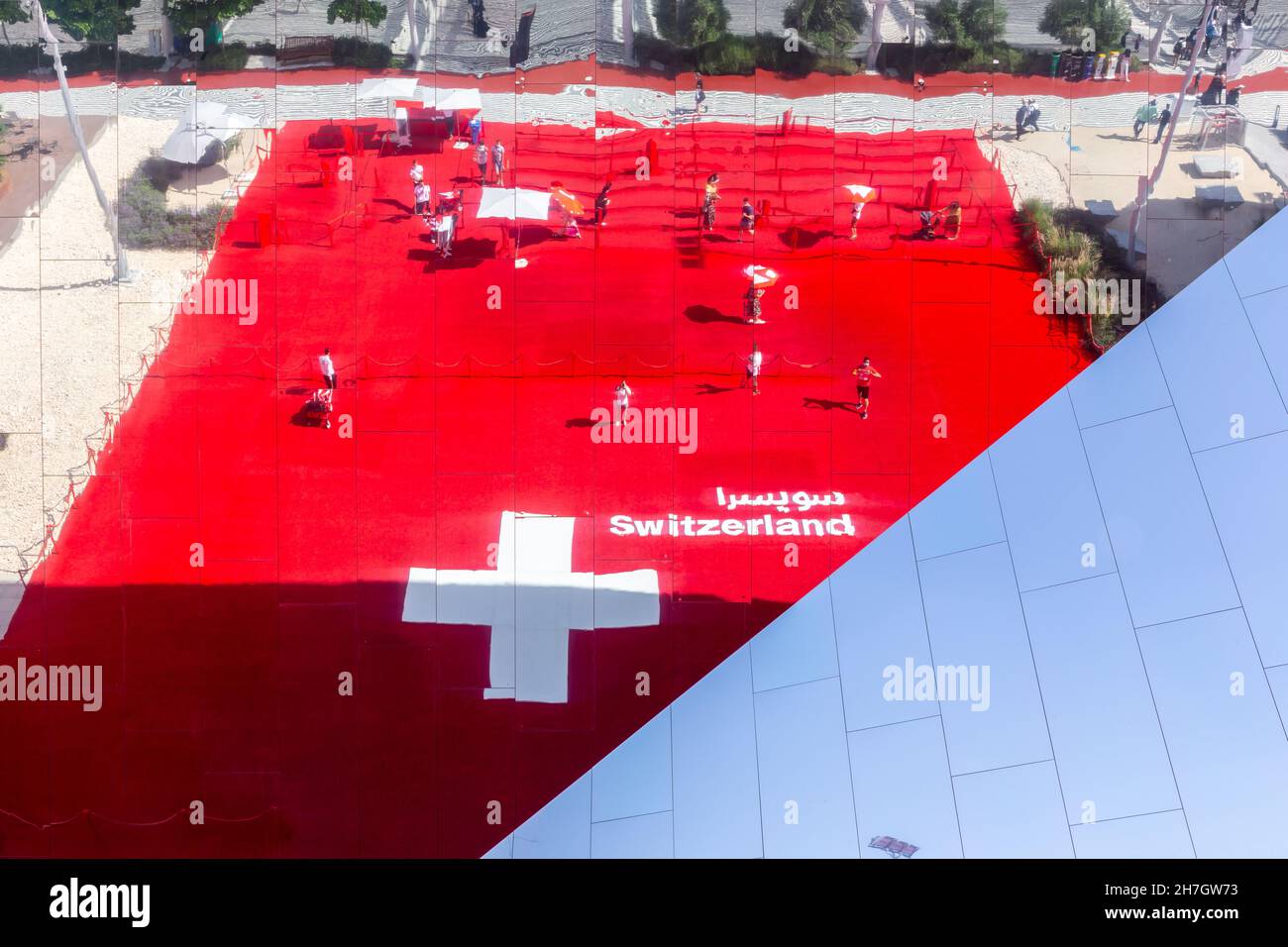 Dubai, VAE, 15.11.2021. Schweizer Pavillon auf der Expo 2020 Dubai, Spiegelfassade mit Schweizer Nationalflagge, Schweizer Kreuz, Eingang zum Pavillon. Stockfoto