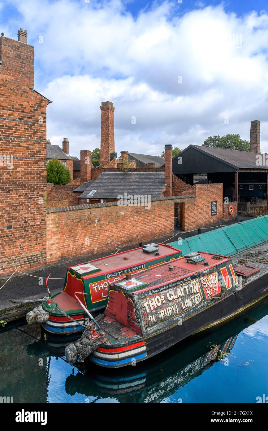 Barges vertäuten am Dudley Canal im Black Country Living Museum. Ein Freilichtmuseum mit historischen Gebäuden in Dudley, Birmingham. Stockfoto