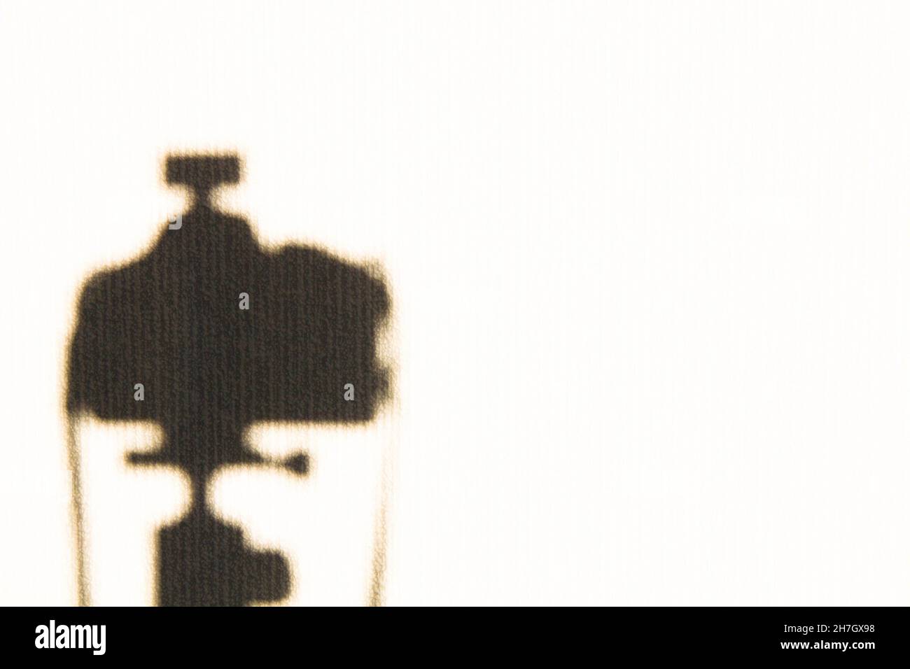 Fotokamera-Schatten an der Wand mit Platz für Text. Videokamera auf einem Stativ. Konzept für Fotografen, Videofilmer. Illustration für Blogger, Stockfoto