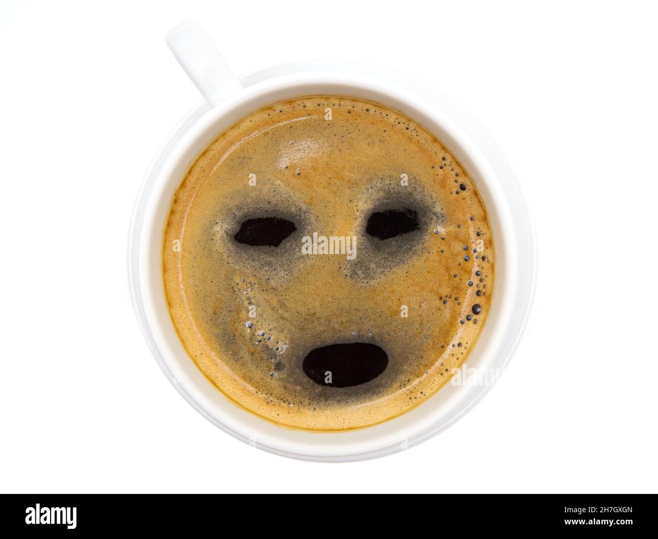 Tasse Kaffee mit einem schlaffigen und müden Gesicht. Koffein hilft wach zu bleiben. Stockfoto