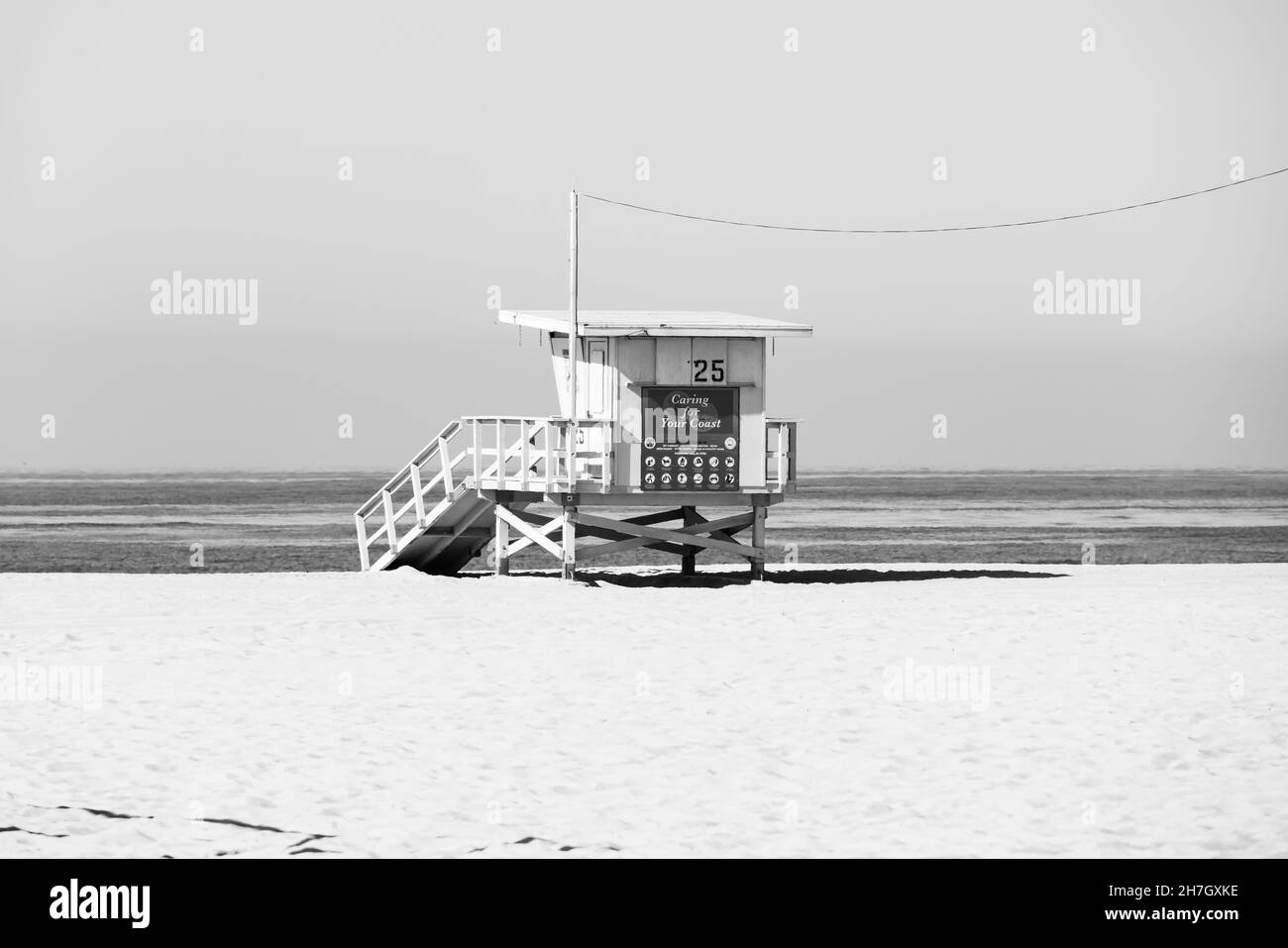 Schwarz-weiß, monochromes Bild der Rettungsschwimmerhütte Nr. 25, Santa Monica Beach. Kalifornien, Vereinigte Staaten von amerika. USA. Oktober 2019 Stockfoto