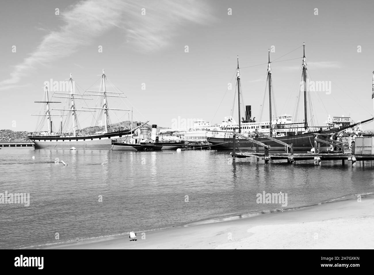 Schwarz-weiß, monochromes Bild von alten Schiffen am Hyde Street Pier, San Francisco, Kalifornien, USA. Stockfoto