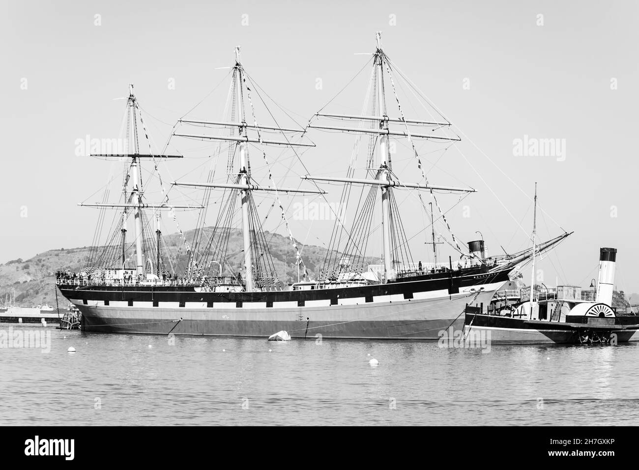 Schwarz-weiß, monochromes Bild von alten Schiffen am Hyde Street Pier, San Francisco, Kalifornien, USA. Stockfoto