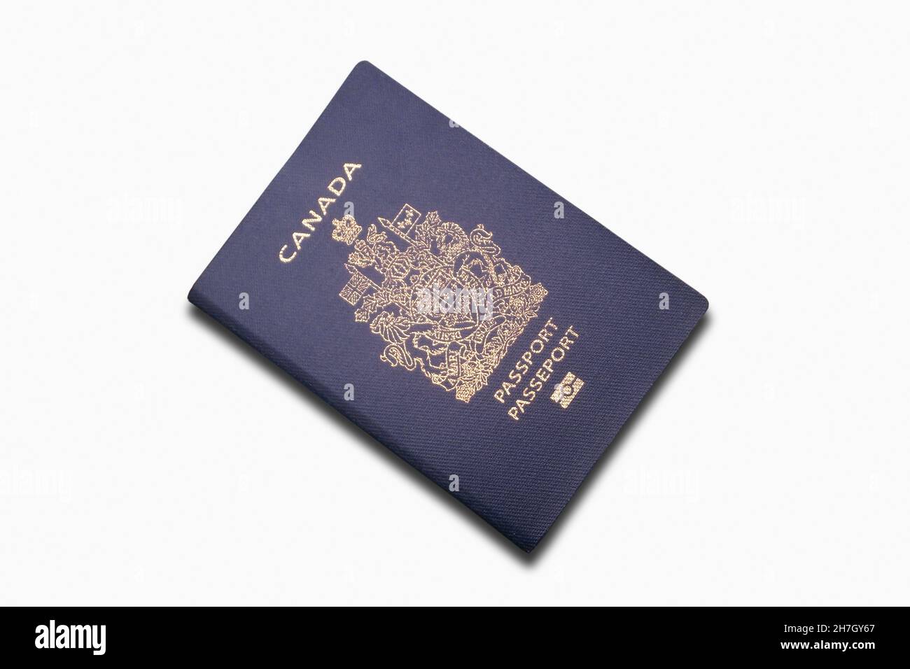 Nahaufnahme eines kanadischen Passes isoliert auf weißem Hintergrund. Stockfoto