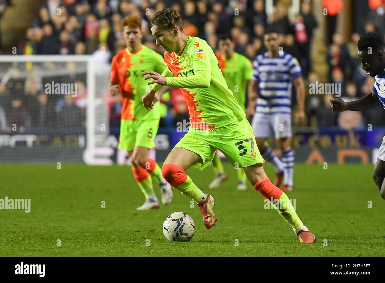 MESSWERT, GBR. NOV 20th James Garner aus Nottingham Forest während des Sky Bet Championship-Spiels zwischen Reading und Nottingham Forest im Select Car Leasing Stadium, Reading am Samstag, 20th. November 2021. (Kredit: Jon Hobley | MI News) Stockfoto