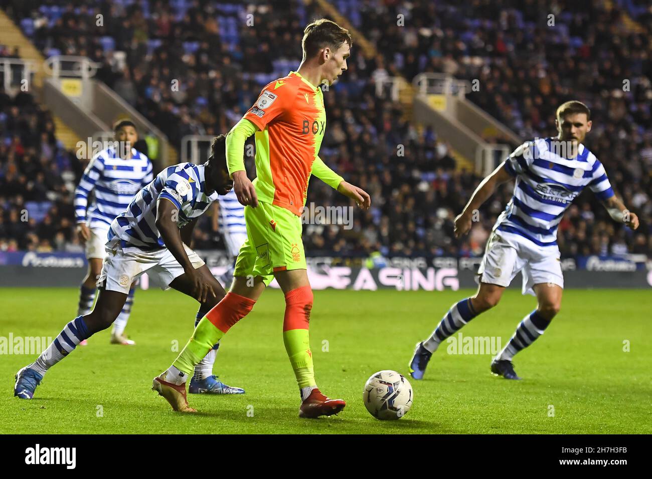 MESSWERT, GBR. NOV 20th James Garner aus Nottingham Forest während des Sky Bet Championship-Spiels zwischen Reading und Nottingham Forest im Select Car Leasing Stadium, Reading am Samstag, 20th. November 2021. (Kredit: Jon Hobley | MI News) Stockfoto