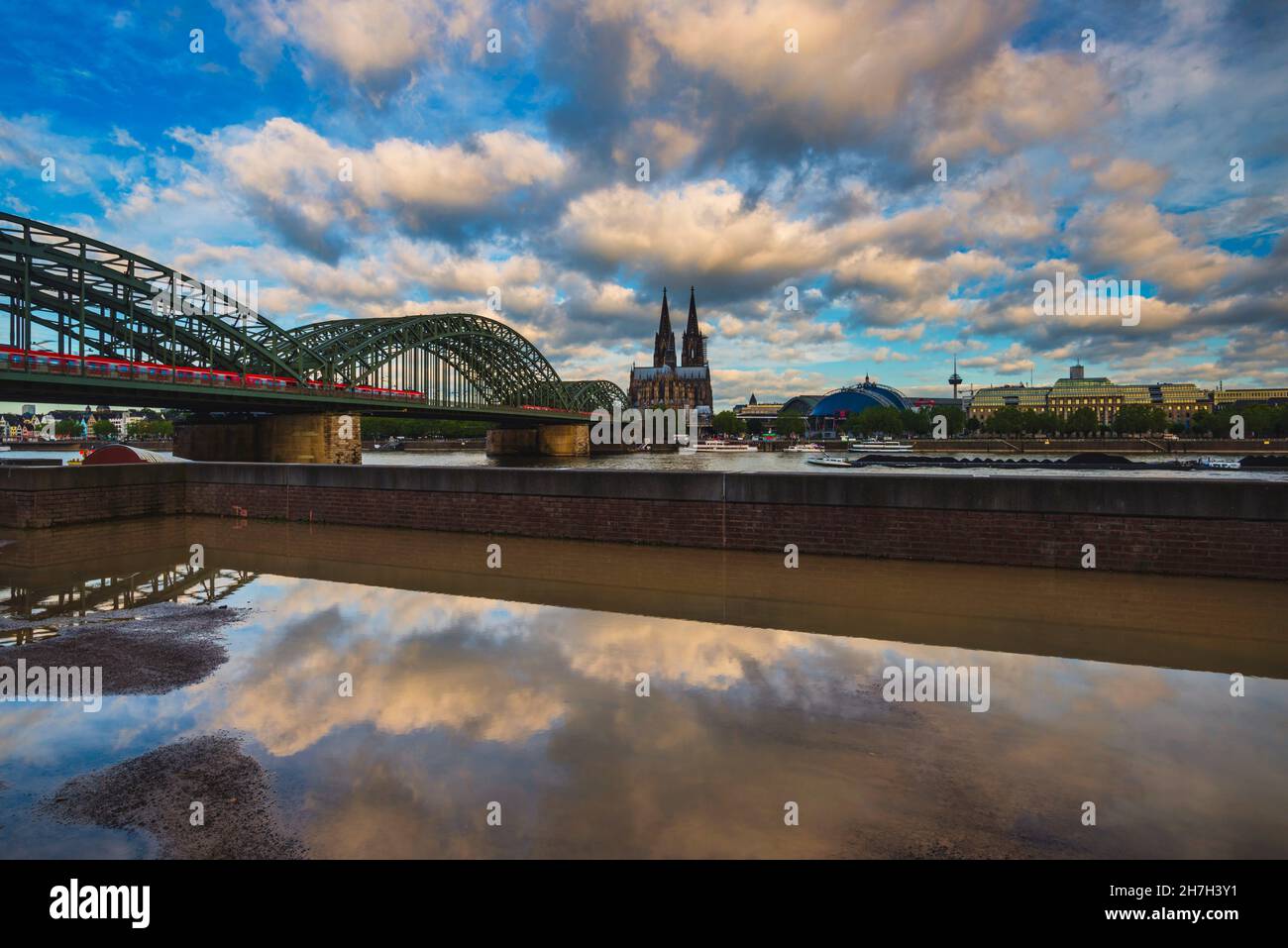 Hohenzollernbrücke, Kölner Dom, Hauptbahnhof und Musical Dome, Köln, Nordrhein-Westfalen, Deutschland, Europa Stockfoto