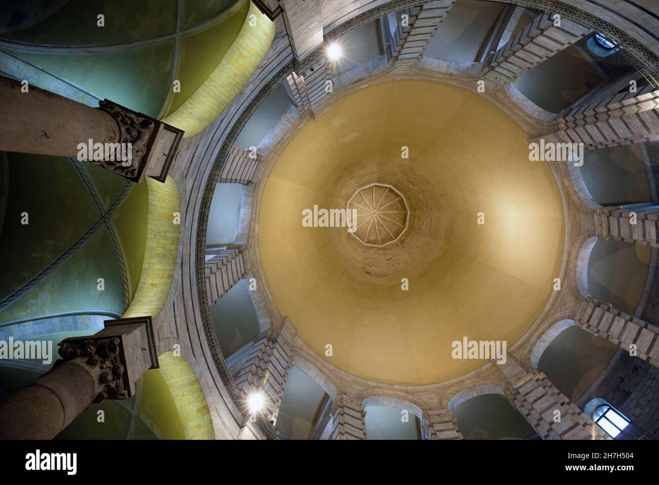 Europa, Italien, Toskana, Pisa, Pisa Baptistery (Battistero di San Giovanni) zeigt das Innere des Domdachs Stockfoto