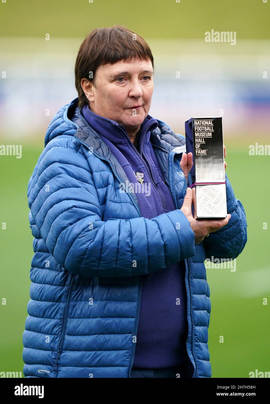 Die ehemalige englische Spielerin Carol Thomas wurde während einer Trainingseinheit im St. George's Park, Burton Upon Trent, in die English Football Hall of Fame aufgenommen. Bilddatum: Dienstag, 23. November 2021. Stockfoto