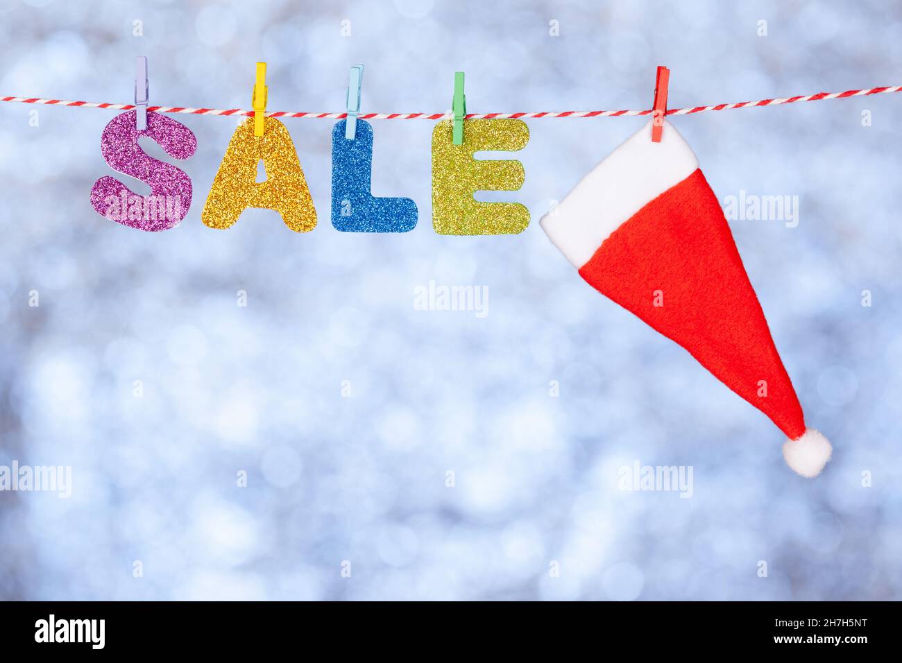 Winterverkauf, Schriftzug auf grau-blauem glänzenden Hintergrund, Konzept, Kopierraum Stockfoto