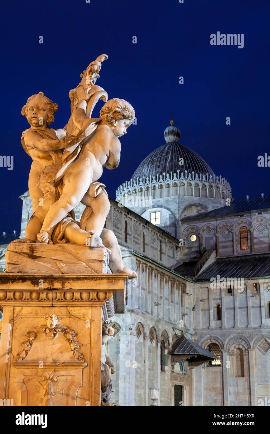 Europa, Italien, Toskana, Pisa, Statue der Cherubins auf der Piazza del Duomo mit der Kathedrale von Pisa (Cattedrale di Pisa) dahinter Stockfoto