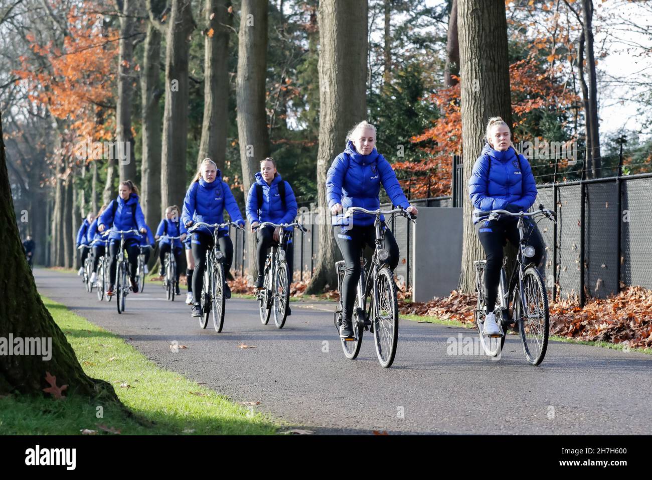 ZEIST, NIEDERLANDE - 23. NOVEMBER: Inessa Kaagman aus den Niederlanden und Kika van Es aus den Niederlanden während einer Trainingsveranstaltung der niederländischen Fußballnationalmannschaft der Frauen auf dem KNVB Campus am 23. November 2021 in Zeist, Niederlande (Foto: Broer van den Boom/Orange Picles) Stockfoto